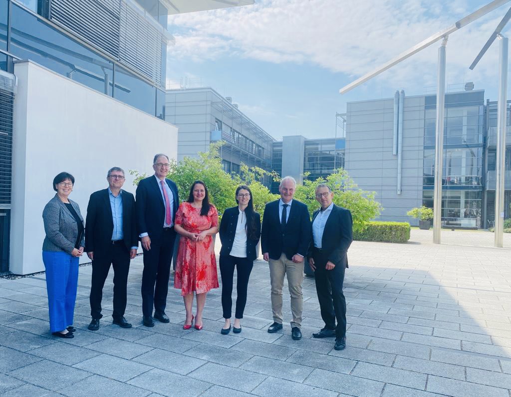 ManjaSchuele's tweet image. Von der Natur lernen, heißt für eine nachhaltige Zukunft lernen: Seit 30 Jahren am @MpiciPotsdam = wegweisende #Spitzenforschung #MadeinBB an ressourcenschonenden, recycelbaren, regenerativen Technologien &amp;amp; Therapien, so wertvoll wie nie! Alles Gute &amp;amp; viel Erfolg für die Zukunft!