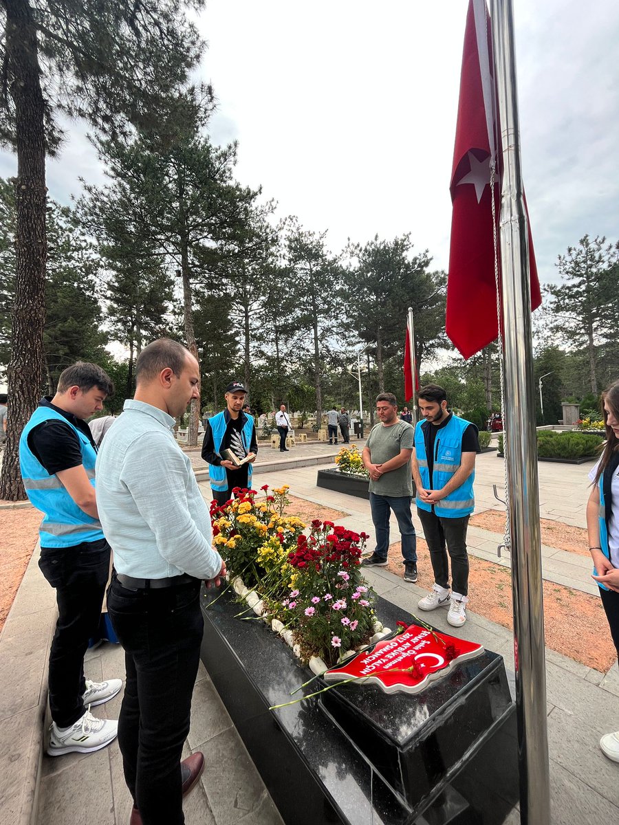 CorumKYGM's tweet photo. 📍GSB Osmancık Öğrenci Yurdu 
09.06.2017 tarihinde Batman'ın Kozluk ilçesinde, düzenlenen Hain saldırıda Şehit olan Hemşehrimiz Şenay Aybüke YALÇIN Öğretmenimizin Şehadet'inin 6. Sene-i Devriyesinde Mezarı başında Rahmetle Yâd ediyoruz. 
Şehitler Ölmez Vatan Bölünmez 🇹🇷 https://t.co/7o9LOlh7pF