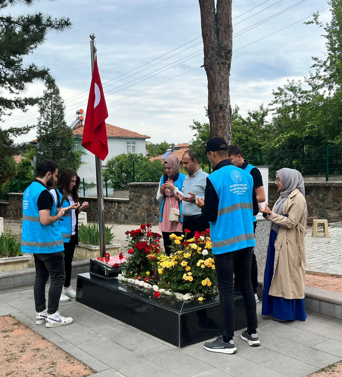 CorumKYGM's tweet photo. 📍GSB Osmancık Öğrenci Yurdu 
09.06.2017 tarihinde Batman'ın Kozluk ilçesinde, düzenlenen Hain saldırıda Şehit olan Hemşehrimiz Şenay Aybüke YALÇIN Öğretmenimizin Şehadet'inin 6. Sene-i Devriyesinde Mezarı başında Rahmetle Yâd ediyoruz. 
Şehitler Ölmez Vatan Bölünmez 🇹🇷 https://t.co/7o9LOlh7pF
