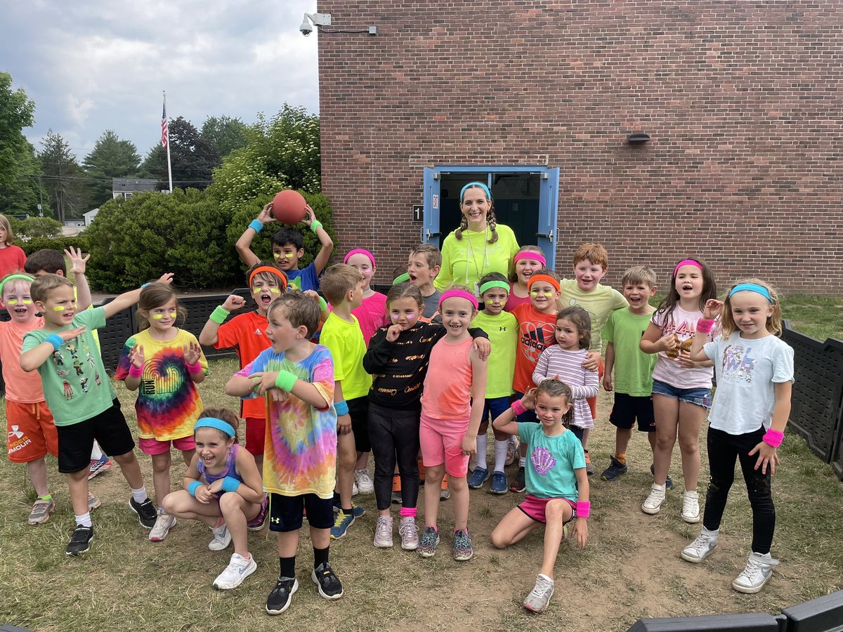 Medfield_SC's tweet photo. There are 4 days left of school! To celebrate we’re sharing daily photos from around the district.
Yesterday, Memorial students had a blast at field day!
#medfieldps #mempk1 @JeffreyJMarsden https://t.co/q2g2LIPmhF