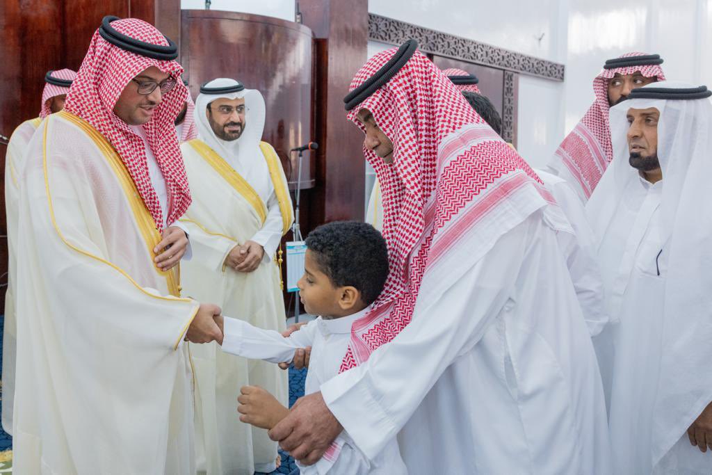 تواصلا لبادرة الترابط الاجتماعي مع أهالي المحافظة، أدى صاحب السمو الملكي الأمير #سعود_بن_طلال بن بدر محافظ #الأحساء صلاة #الجمعة اليوم بجامع النور العوضية بالمراح