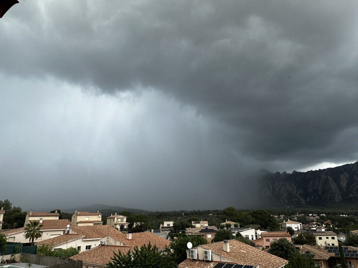 manusponja's tweet photo. Ahora mismo en Collbató, se oye algún trueno @Vakapiupiu @btveltemps @marcosamores @SoniaPapell @SergiLoras @MeteoSAB @PNMontserrat https://t.co/bJhDetqtW3