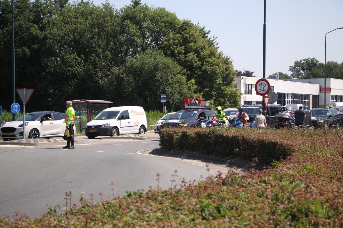 Chaotische doorkomst wielerwedstrijd ZLM Tour in Eerde! Eerste auto’s en motoren rijden de rotonde Eerdsebaan driekwart rond ipv deze over te steken. Gelukkig rijden de renners wel de juiste route...