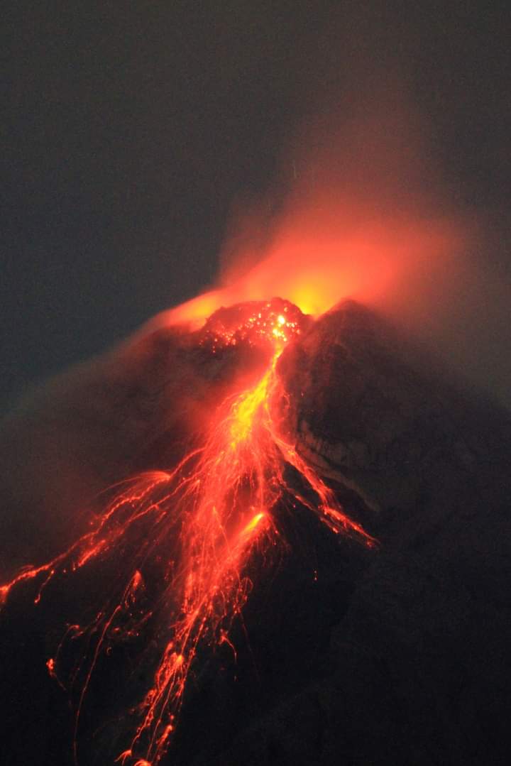 A close up view of Mayon Volcano
June 09, 2023
from 8:00 pm to 8:30 pm

📸: Arren Ventura on FB