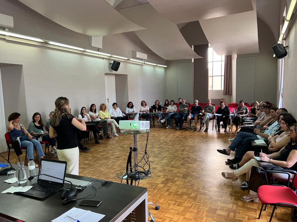 eAdmGovernObert's tweet photo. Arrenquem darrer cap d setmana presencial a la @casadeculturagi #Girona amb un taller X acabar d aprendre i compartir tots junts

📌 Bridge, construïnt ponts entre diferents estils de persones 🤗
🗣️ @dianagarciafdez

Com ens hem d comunicar X fer-nos entendre entre nosaltres? 🤔 https://t.co/5hKRzLnbmB