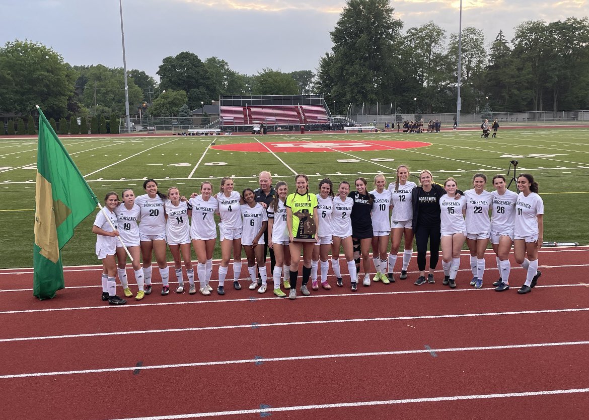 ameliastreb7's tweet photo. So Proud of my girls!! #regionalchamps #final4 https://t.co/z7tIsEs4HH