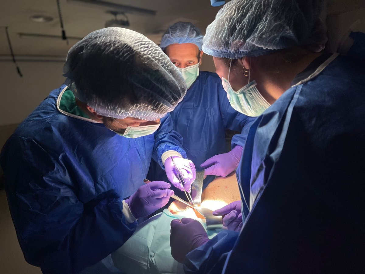 6a Simulació de cirurgia laparoscòpica i oberta amb cadàver amb els residents de cirurgia de l’Hospital Universitari Dr. Josep Trueta @gironaservei amb el tutor Dr. @ernestcasg i amb l’Hospital Regional Universitario de Màlaga amb les tutores Dra. @RomachoLaura i Dra. Irene Mirón