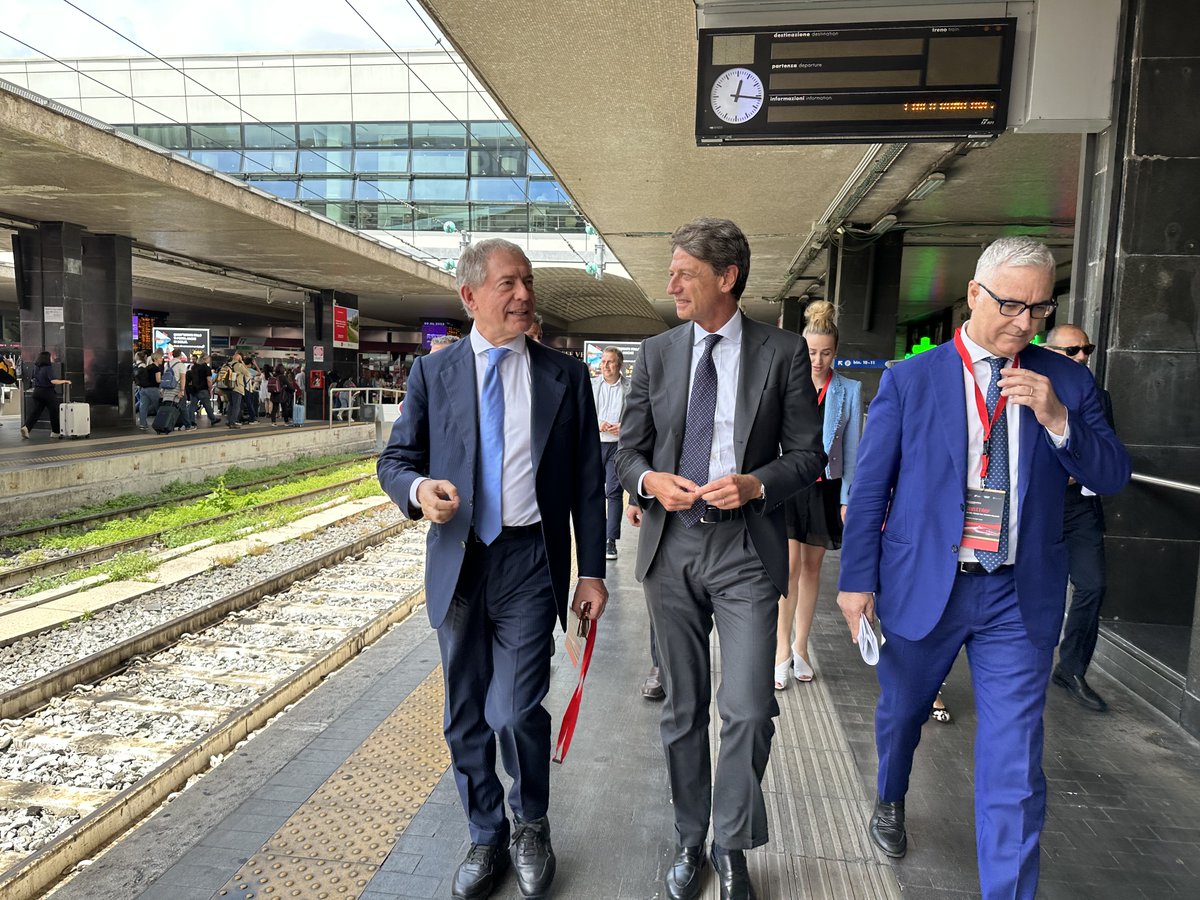 mimit_gov's tweet image. 🟥 #RedinItaly
Inaugurato a #RomaTermini il #FrecciaRossa che pubblicizza la mostra sul colore #rosso nel design italiano alla presenza del ministro @adolfo_urso, di Luigi Corradi ad di #Trenitalia e Aldo Davoli di @GruppoCampari.
@Altagamma_it @fsitaliane