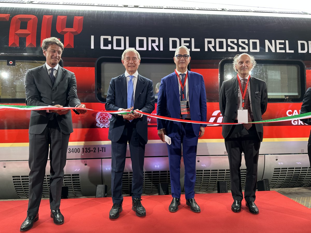 mimit_gov's tweet image. 🟥 #RedinItaly
Inaugurato a #RomaTermini il #FrecciaRossa che pubblicizza la mostra sul colore #rosso nel design italiano alla presenza del ministro @adolfo_urso, di Luigi Corradi ad di #Trenitalia e Aldo Davoli di @GruppoCampari.
@Altagamma_it @fsitaliane