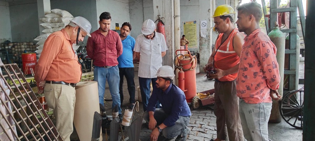 अधिशाषी अभियंता महोदय विद्युत कार्यशाला खंड आगरा तथा अधिशासी अभियंता महोदय विद्युत परीक्षण खंड फिरोजाबाद द्वारा कार्यशाला शिकोहाबाद का निरीक्षण किया गया , जिसमें साफ-सफाई परिवर्तक मरम्मत की गुणवत्ता तथा फायर फाइटिंग से संबंधित सभी बिंदुओं को चेक किया तथा आवश्यक दिशा निर्देश दिए l
