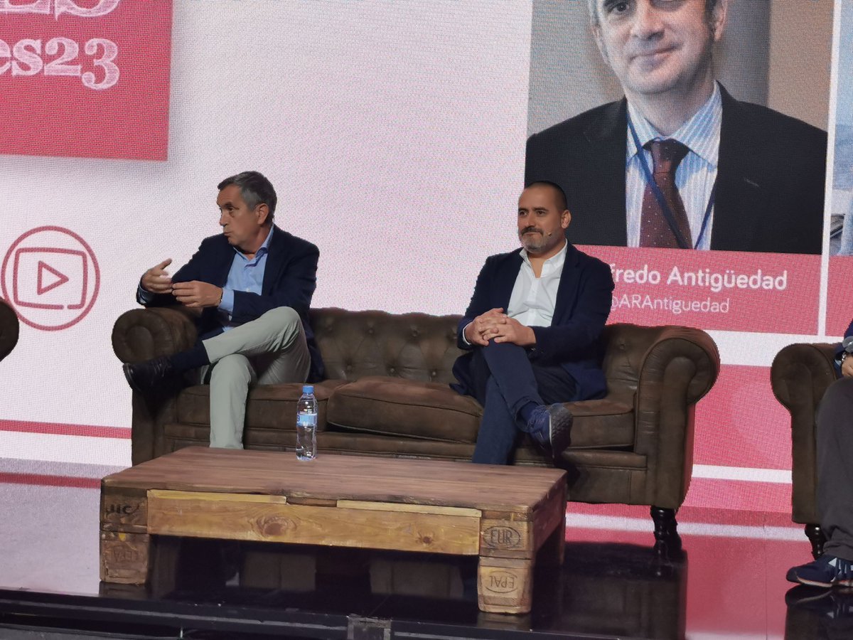 #EMredes23 
Chester 4️⃣

Con <a href="/ARAntiguedad/">Alfredo Antigüedad</a> <a href="/drjmsalas/">JM SALAS</a>
<a href="/MultipleSonrisa/">Multiples Sonrisas</a> y <a href="/xavigranda/">Xavi Granda Revilla</a>

➡️ Relación Neurólog@s ↔️ #personasconEM 
➡️ Cómo y Dónde se relacionan las personas con #EM ❓
➡️ Familia virtual 📱👪🖥

<a href="/em_redes/">EMredes</a> #RRSS #salud