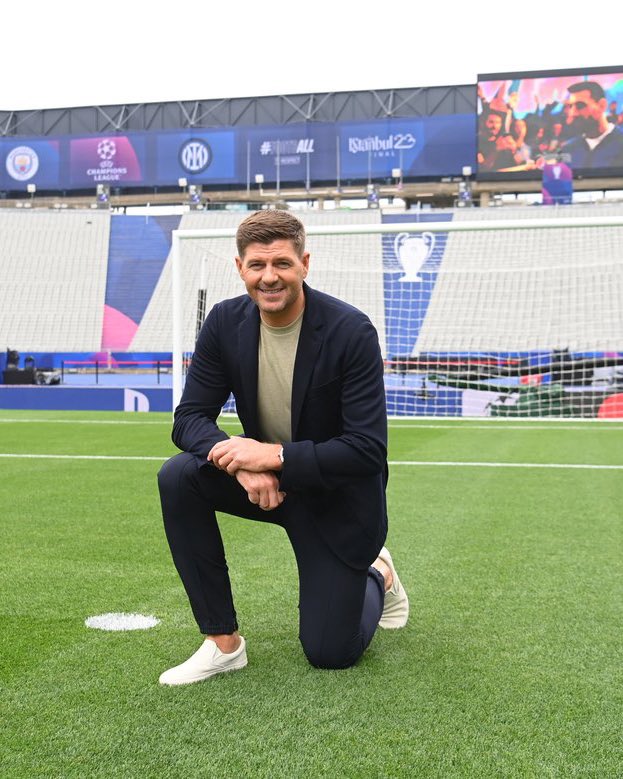 Steven Gerrard, Atatürk Olimpiyat Stadyumu’nda. 

Bu çimleri iyi bilir.