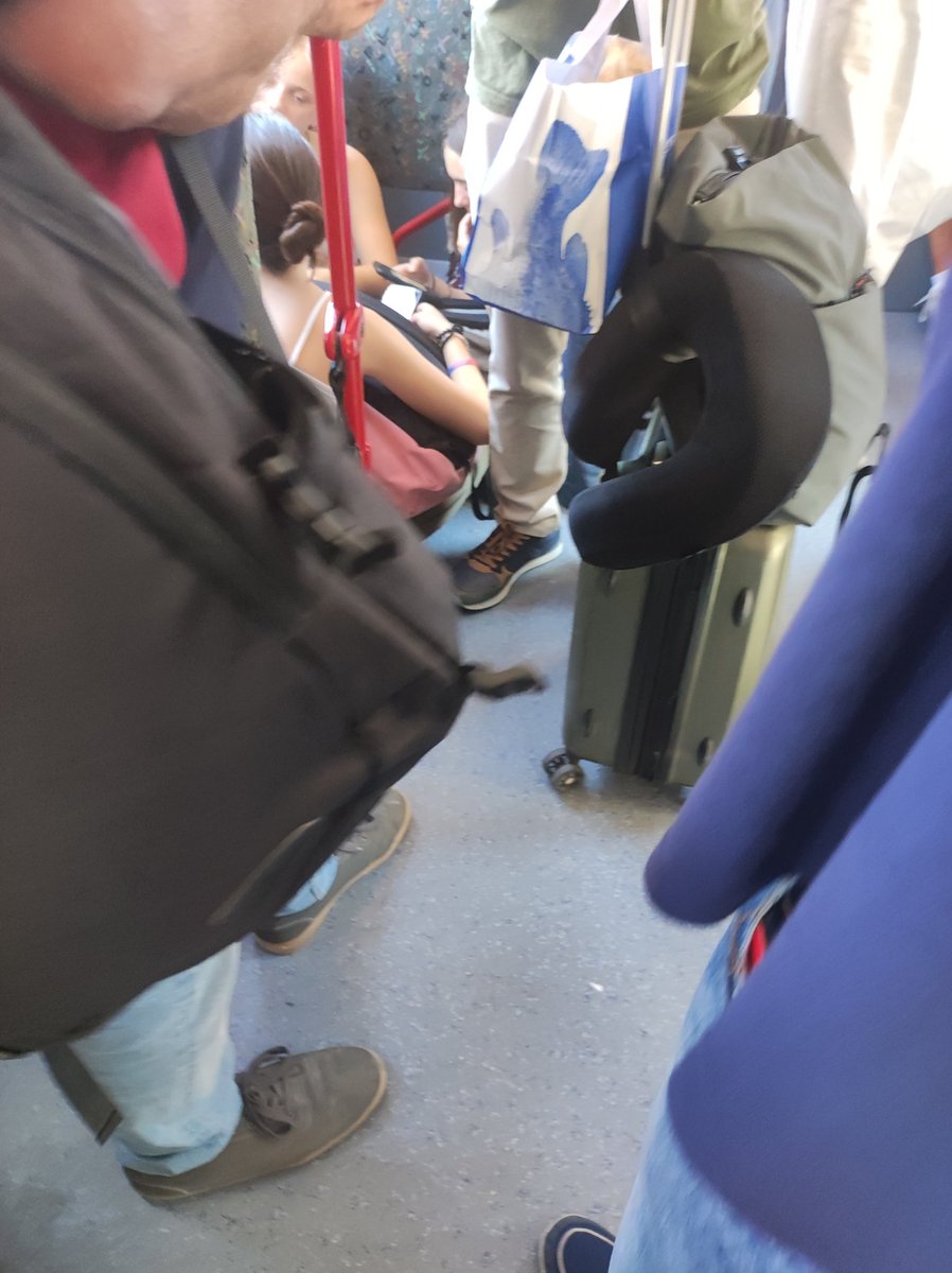 Pilaribe's tweet photo. Molta gent, maletes, turistes despistats, estudiants -a vegades mal educats- 😵‍💫 agafar el 12 a l'estiu encara és més malson que a l'hivern 😤 @TGNTransports @TGNAjuntament Més busos a la Móra jaaa!!!! I si el perds, vas llest! Espera 45 minuts o 2 h #platjadelamóra #somTgna https://t.co/VS8IxTCDkc