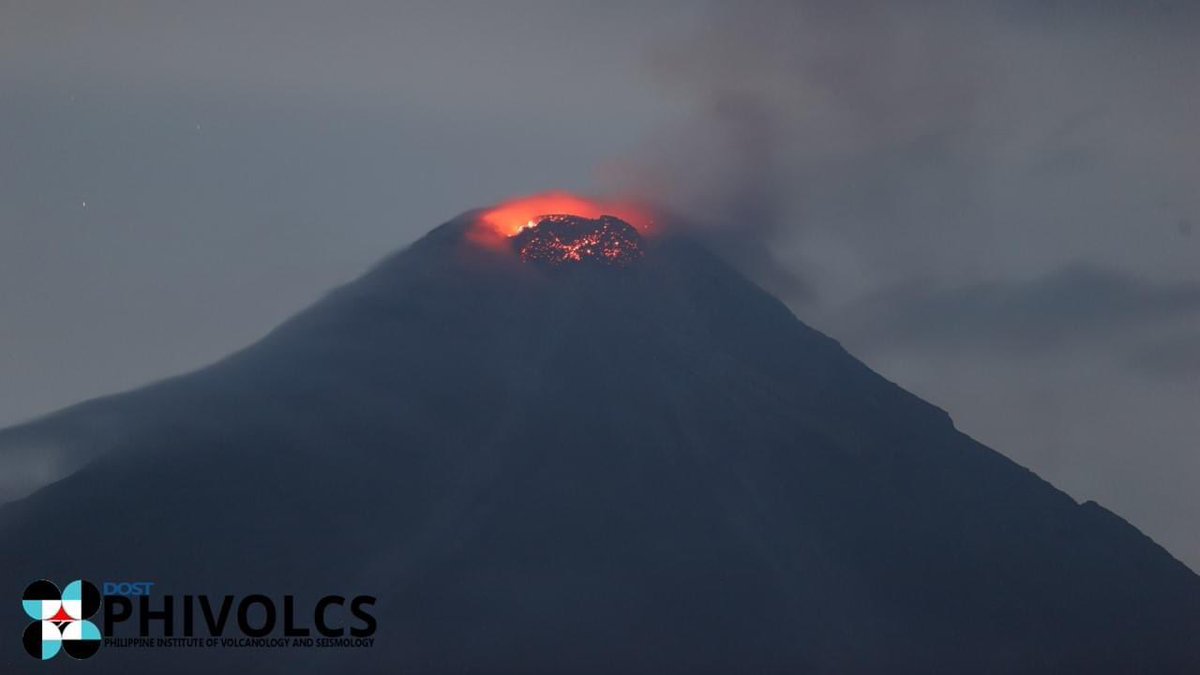earthshakerph's tweet image. LOOK: Photo of the #MayonVolcano 🌋 crater at around 7:00 PM tonight, 9 June 2023, exhibiting crater glow or "banaag" around its summit lava dome.

#AlertLevel3