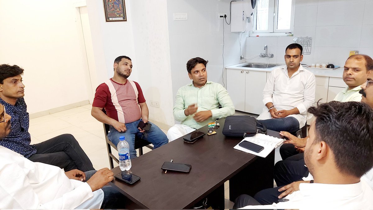 Kanhaiyaplurals's tweet photo. कल श्री राघवेन्द्र शरण की अध्यक्षता में  प्लूरल्स पार्टी को पटना में मजबूत किए जाने के लिए एक बैठक की गई जिसमें  पार्टी के आगामी कार्यक्रम को लेकर चर्चा की गई साथ ही साथ इस बात की भी चर्चा हुई की बिहार को अगर बदलना है तो हर हाल में प्लूरल्स को मजबूत होना होगा। https://t.co/V2XAEhWbFb