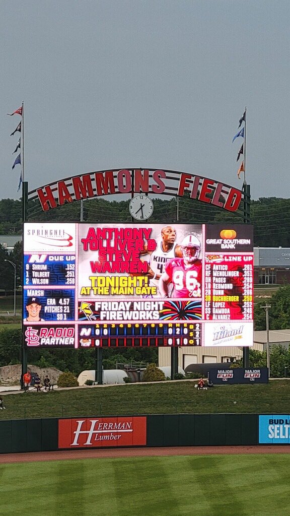 We had a blast last night at the <a href="/SpfdCardinals/">SpringfieldCardinals</a> game!!! Thank to all who came out! <a href="/ATolliver44/">Anthony Tolliver</a> <a href="/Steve_Warren96/">Steven J Warren</a> 

#Fieldthethecourt #anthonytolliver #stevewarren #basketballfootballcamp