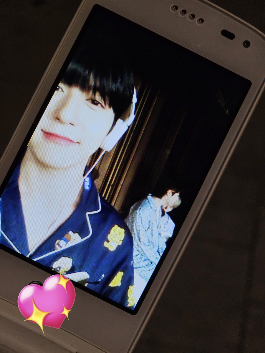 오늘 포토타임 팬싸템으로 준 폴더폰에 거니 셀카💗