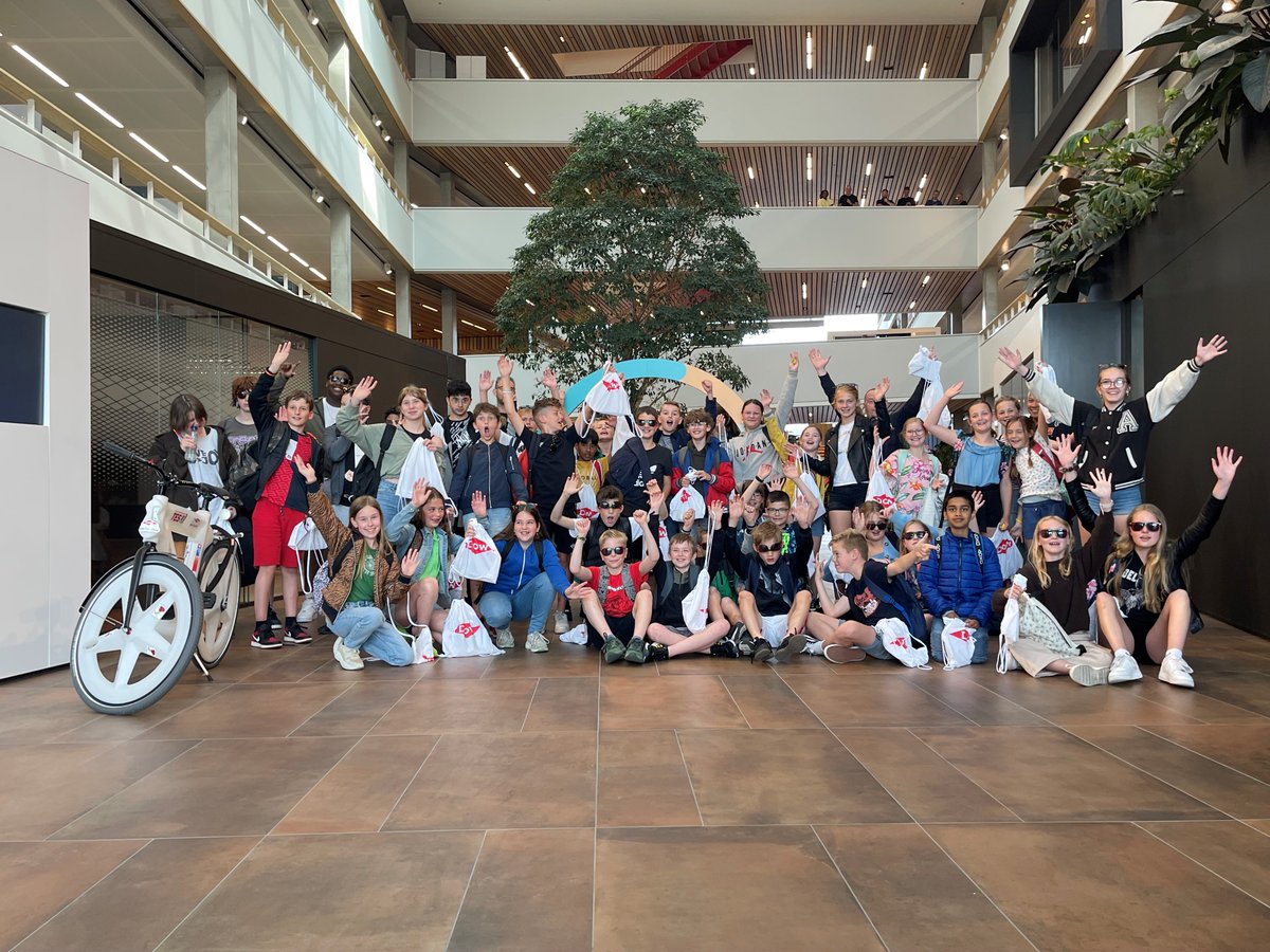 DowBenelux's tweet photo. Filmpjes, presentaties, zonnebril op / zonnebril af quiz, enthousiaste collega's vertelden over het werken bij Dow, een proefje lijm maken en een rondrit langs ons Industrypark. Deze week kwamen de scholieren van groep 7 &amp; 8 van basisschool De Driesprong uit Hoek op bezoek. https://t.co/WNnsLKznQM