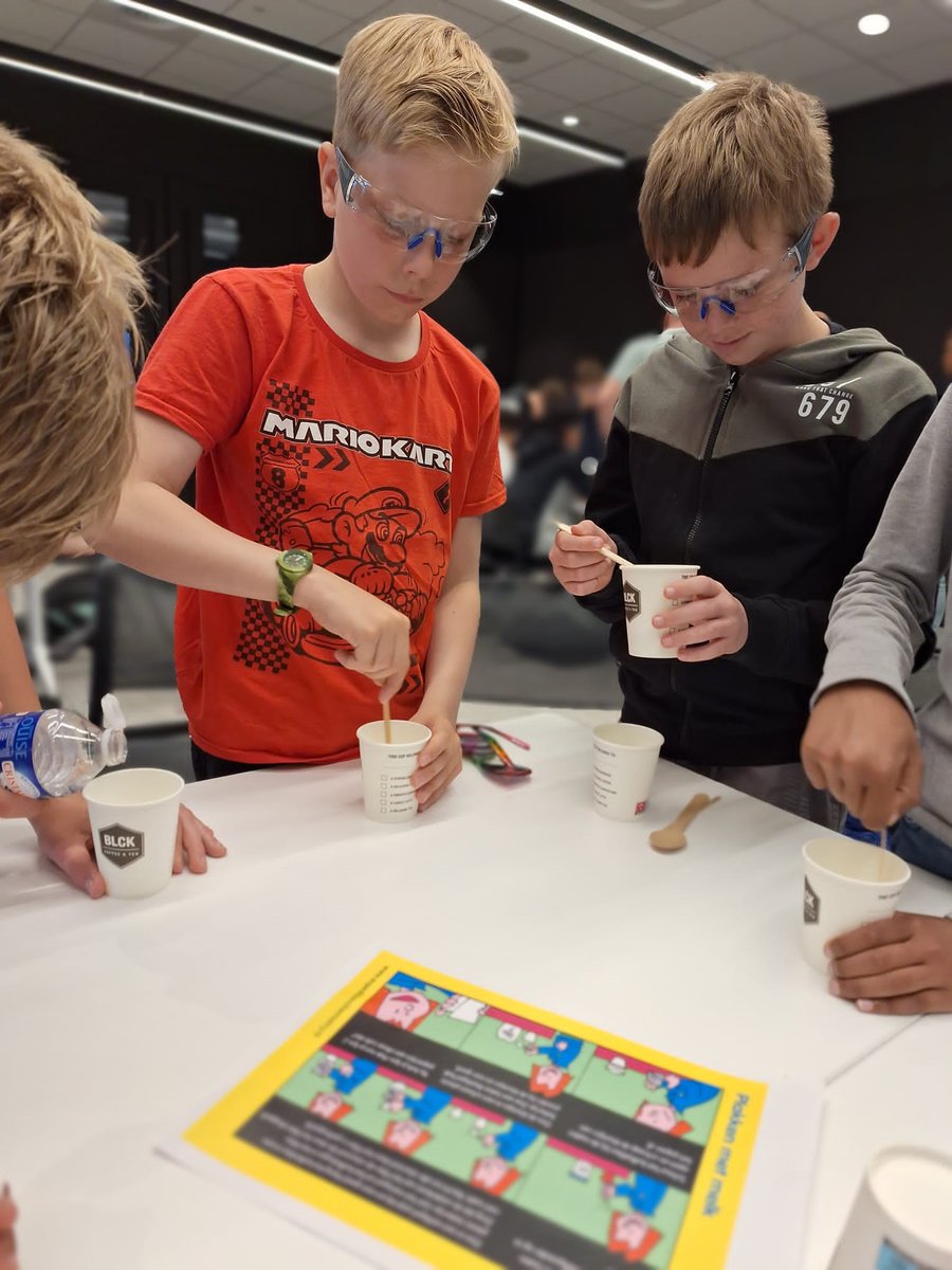 DowBenelux's tweet photo. Filmpjes, presentaties, zonnebril op / zonnebril af quiz, enthousiaste collega's vertelden over het werken bij Dow, een proefje lijm maken en een rondrit langs ons Industrypark. Deze week kwamen de scholieren van groep 7 &amp; 8 van basisschool De Driesprong uit Hoek op bezoek. https://t.co/WNnsLKznQM