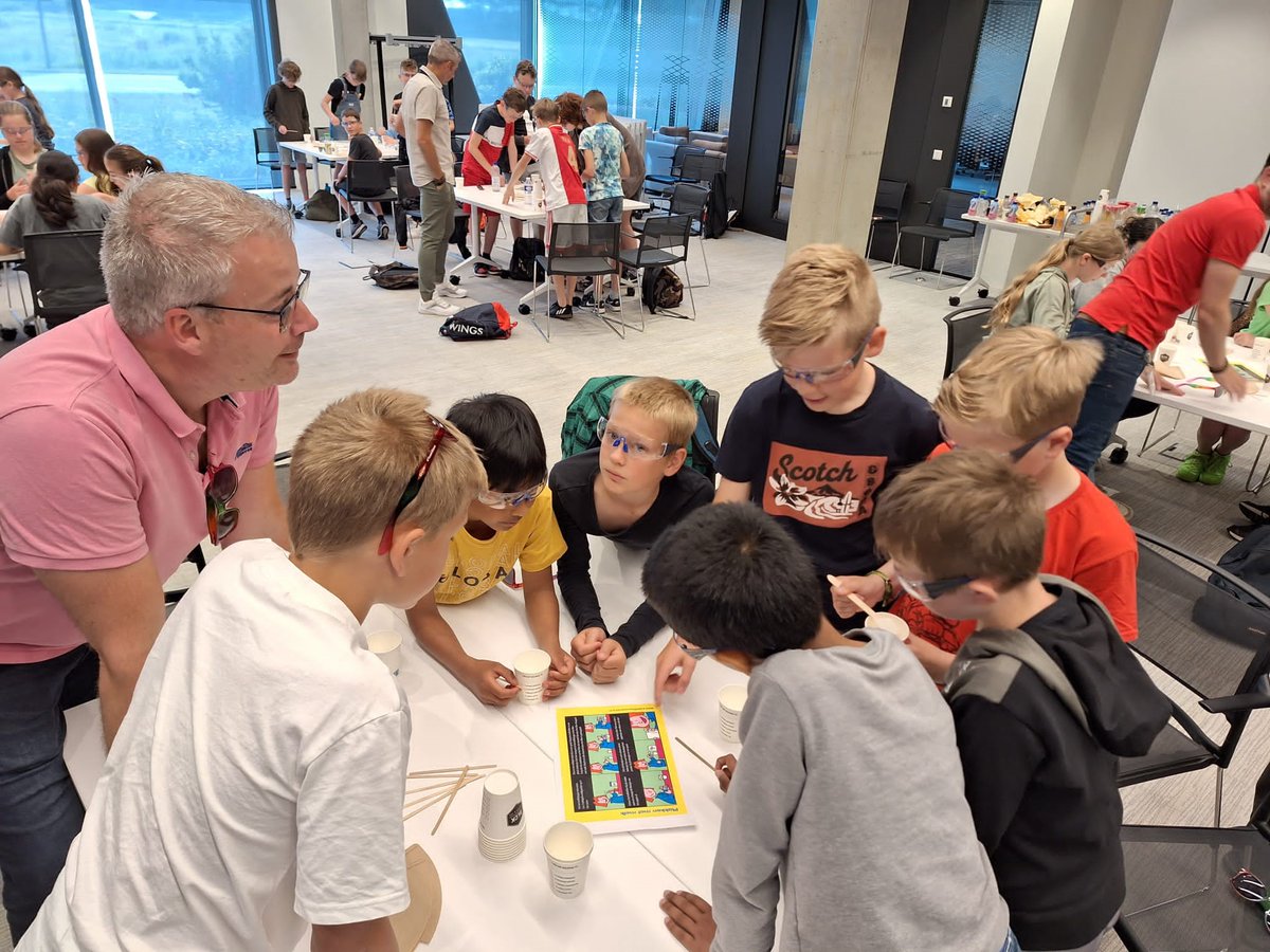 DowBenelux's tweet photo. Filmpjes, presentaties, zonnebril op / zonnebril af quiz, enthousiaste collega's vertelden over het werken bij Dow, een proefje lijm maken en een rondrit langs ons Industrypark. Deze week kwamen de scholieren van groep 7 &amp; 8 van basisschool De Driesprong uit Hoek op bezoek. https://t.co/WNnsLKznQM