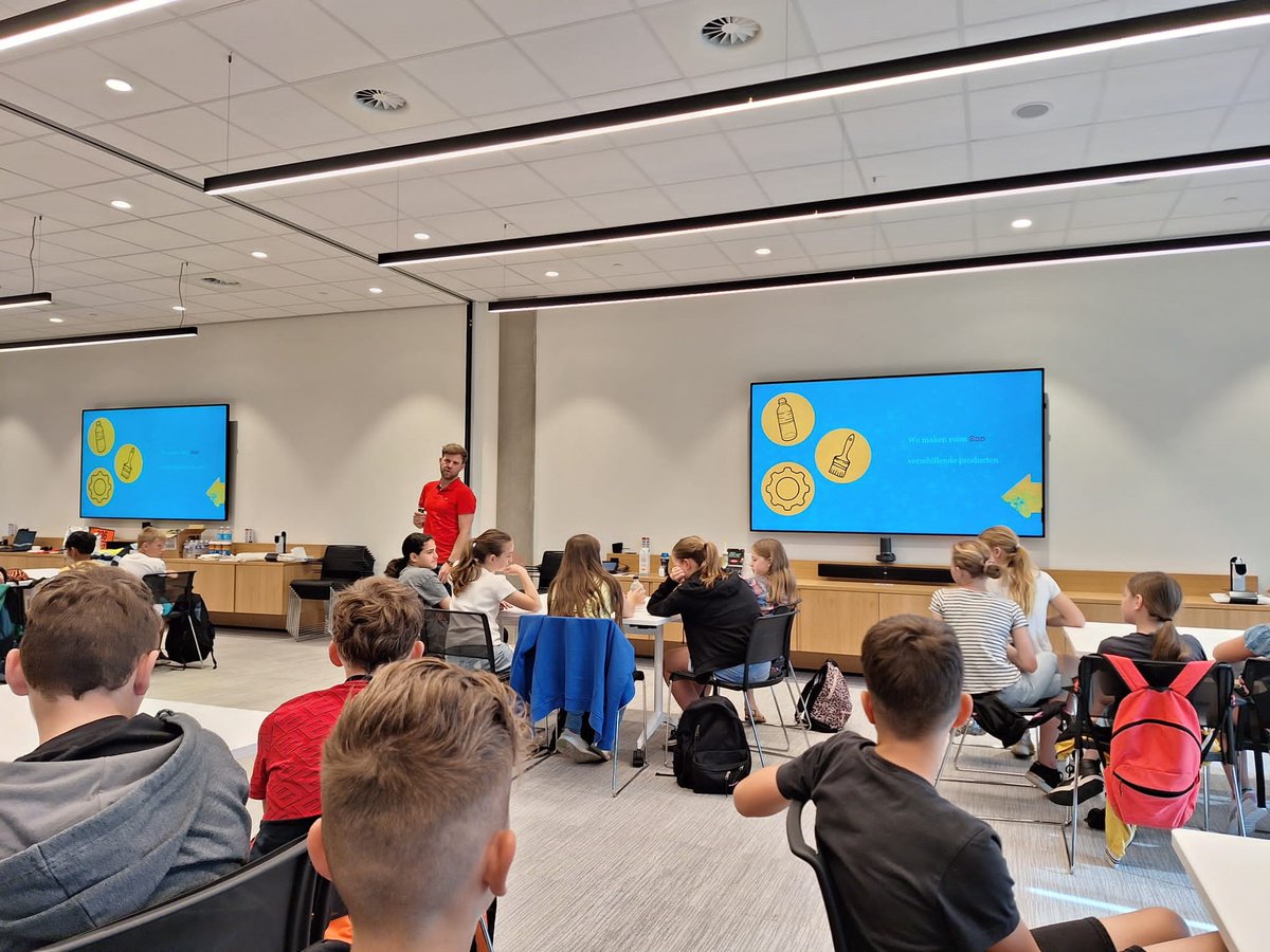 Vanwege de #HoekseFeestenAcademy kwamen ze langs en hebben we ze meegenomen in de wondere wereld van chemie. Er was veel interesse voor de producten die we maken en enthousiasme voor het werken in de techniek. En natuurlijk deden ook de coole festival zonnebrillen het goed.