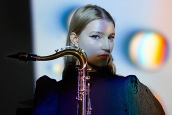 magazine_1st's tweet image. Emma Rawicz – 1st3-magazine.com/emma-rawicz-cr… #ACTMusic #BBCYoungJazzMusicianfinalist #Bebop #Bigband #COLORFUL #CoolJazz #FreeJazz #Fusion #HardBop #improvisation #Jazz #JazzArrangements #JazzClubs #JazzComposition #JazzEducation #JazzEnsemble