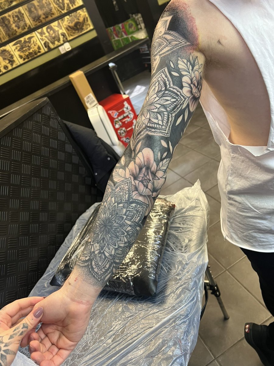 Jordeatsu's tweet photo. Just realised I never put any pictures anywhere but I got my sleeve finished a few weeks ago https://t.co/09pTRmq3Q1