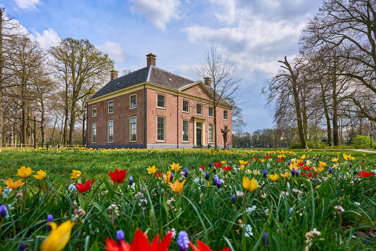 veluwe_vallei's tweet photo. Ontdek de schoonheid en de historie van Landgoed #Kernhem in #Ede. De #SRVV-gidsen vertellen op woensdag 14 juni over het huis en zijn vroegere bewoners. De rondleiding voert door het Edese Bos, de kruidentuin en het vleermuisreservaat. Neem na afloop een pannenkoek op Kernhem! https://t.co/KP5lZ6BzNY