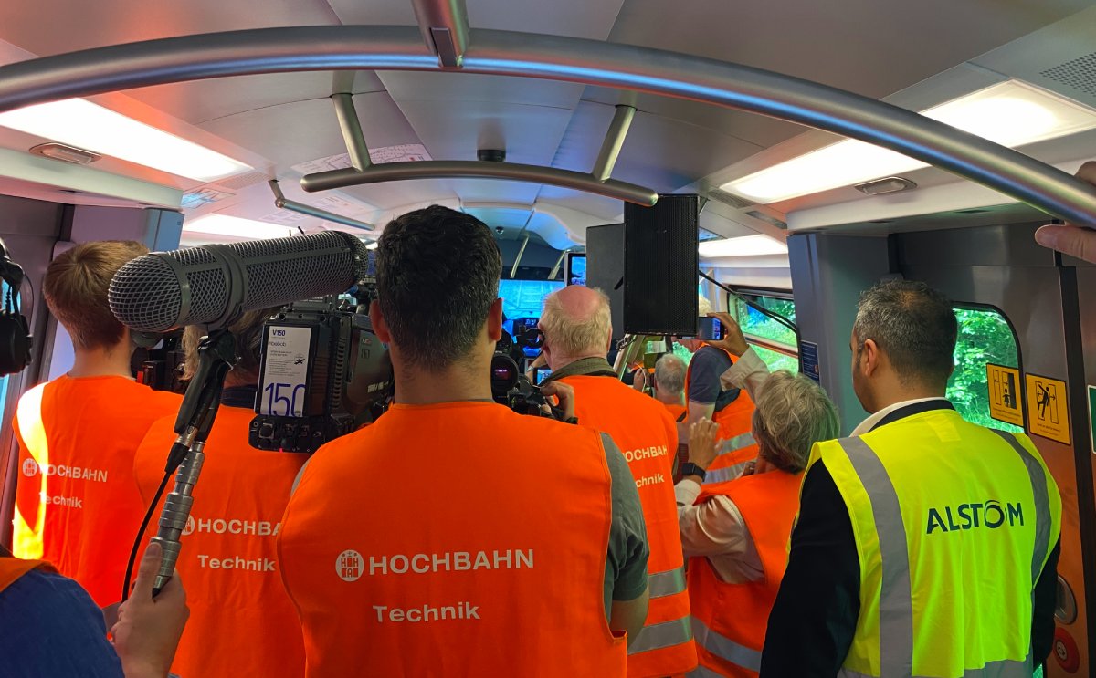 Ale 100 Sekunden eine U-Bahn – das Projekt U-Bahn 100 der Hamburger <a href="/hochbahn/">HOCHBAHN</a> kommt diesem Ziel einen großen Schritt näher, das hat die erfolgreiche Testfahrt im automatischen Betrieb heute gezeigt. #TeamAlstom und Partner machen die Hamburger U-Bahnnachhaltiger noch attraktiver.