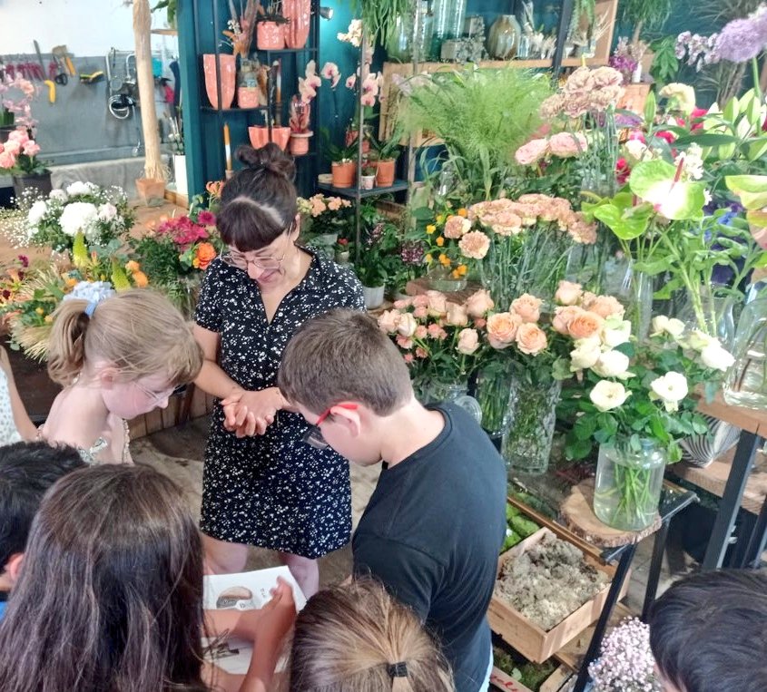 MairieLabege's tweet image. Ce jeudi 8 juin, les jeunes du CME se sont associés à leur aînés élus pour échanger autour de la citoyenneté le temps d'un repas. Après cet échange, une campagne de sensibilisation réalisée par leurs soins a été distribuée aux commerçants de la ville #labege #citoyenneté