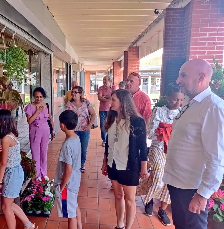 MairieLabege's tweet image. Ce jeudi 8 juin, les jeunes du CME se sont associés à leur aînés élus pour échanger autour de la citoyenneté le temps d'un repas. Après cet échange, une campagne de sensibilisation réalisée par leurs soins a été distribuée aux commerçants de la ville #labege #citoyenneté