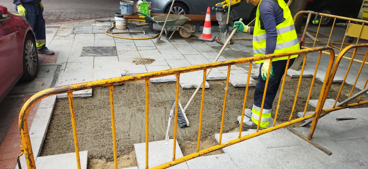 c_mantenimiento's tweet photo. Seguimos mejorando #Alcorcón escuchando a l@s vecin@s, de entre las muchas actuaciones que estamos llevando a cabo en el día de hoy, se encuentran: reparaciones de pavimentos en las calles; Badajoz, Vizcaya y Avd. de las Retamas, perdonen las molestias, muchjas gracias https://t.co/23a1oattpF