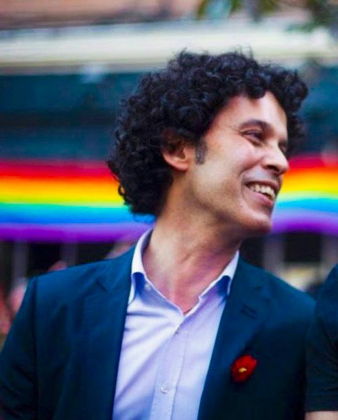 “En su modelo de sociedad no quepo yo, en el mío, sí cabe usted".

Avui fa 8 anys que et trobam a faltar, Pedro, però t'enyoram més que mai. Gràcies pels teus valors i el teu etern somriure, per encoratjar-nos amb la teva lluita i inspirar-nos amb la teva alegria 🌹🌈
