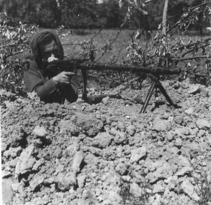 6thairborne's tweet photo. Weapons That Aren't Yours
15th June 1944
Commando, Trooper Moore 62 Stanway Road, Coney Hill, Gloucester, using a captured German MG34 machine gun.
📸IWM B 5604
#WTAY https://t.co/RNGPtV0T07