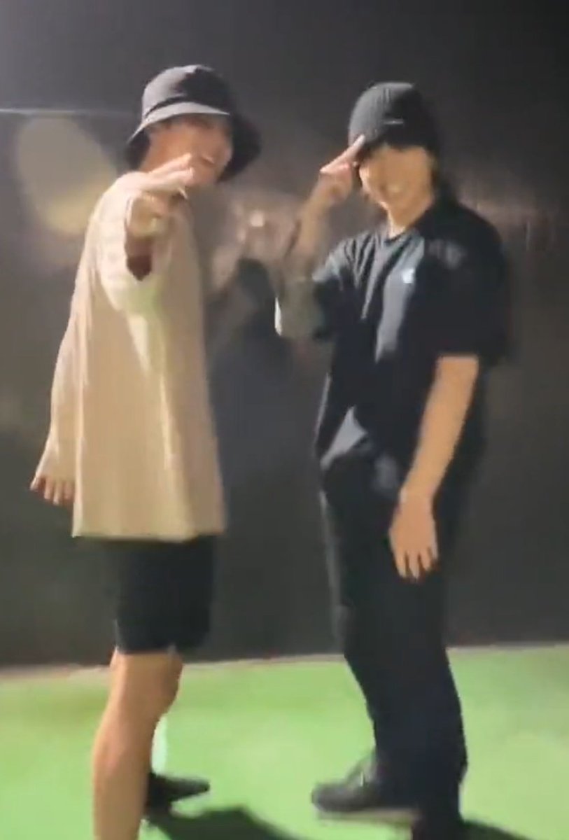 kiss_seven7's tweet image. — #JUNGKOOK &amp;amp; su amigo Mingyu de Seventeen hicieron juntos el Challenge "Super"

• Mingyu hablo sobre ello en weverse
👤: " Fui a ver a sunbaenim (Jungkook) tarde jaja. No me reuní con él para filmar el Challenge, solo (quedamos) en reunirnos, así que pensé que deberíamos [↓]