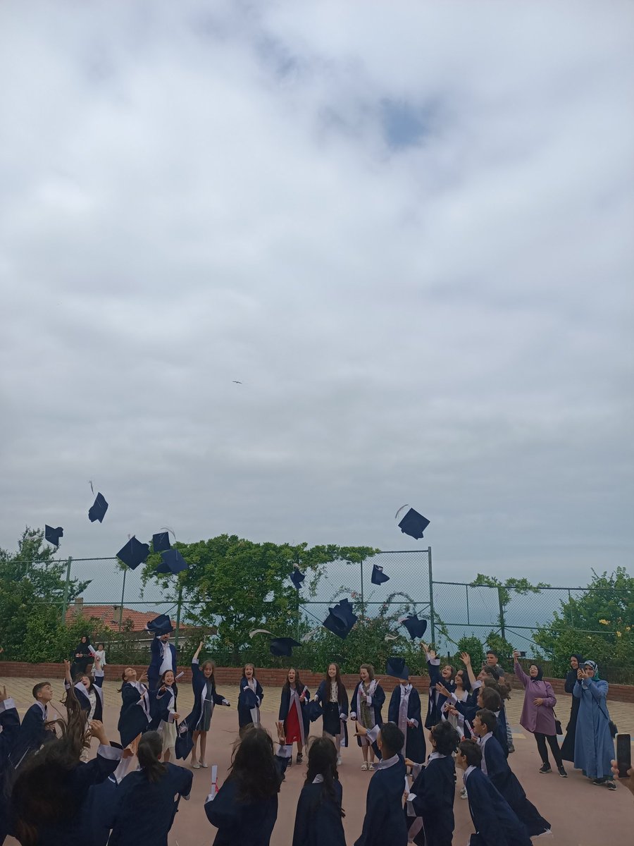 4/A ve 4/B şubelerimizin mezuniyet törenlerini gerçekleştirdik.Bundan sonra ki öğrenim hayatlarınız hep Başarılarla dolu olsun çocuklar.