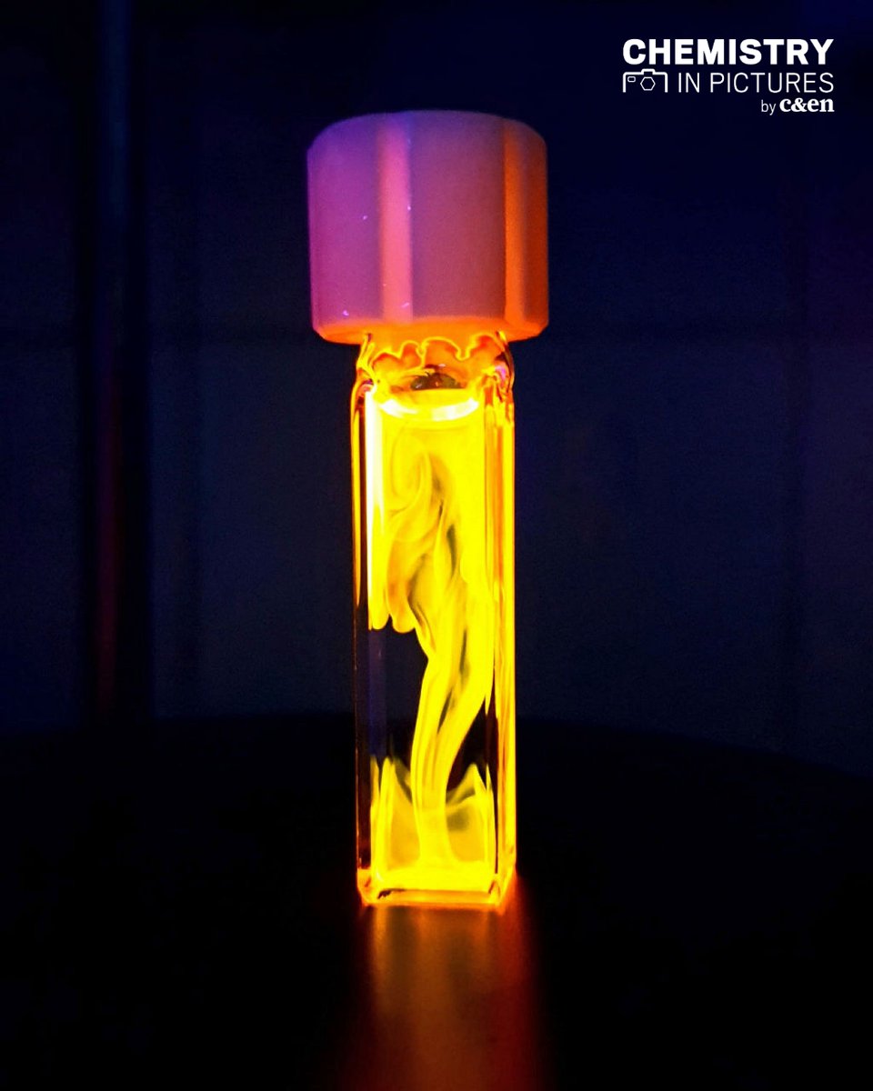 Under ultraviolet light, this tetracene derivative dissolving in dichloromethane looks like a lick of flame engulfing the inside of a cuvette. Read more about this #CENChemPics by @MajdeckiMaciek: fal.cn/3yXpn #FluorescenceFriday