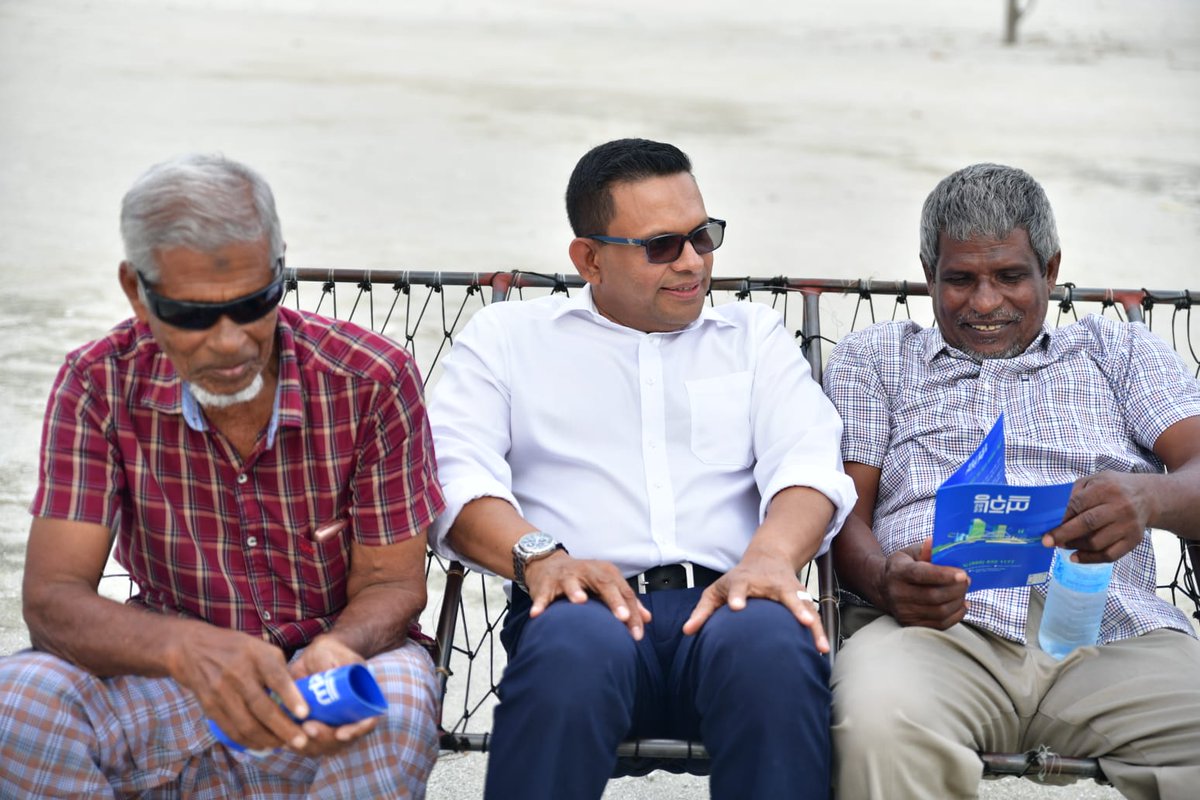 MNP_Secretariat's tweet photo. އެމްއެންޕީގެ ރިޔާސީ ކެންޑިޑޭޓް މުހައްމަދު ނާޒިމް ކ.ގާފަރަށް ކުރައްވަމުން ގެންދަވާ ކެންޕެއިން ދަތުރުފުޅުގެ ތެރެއިން. ކ. ގާފަރުގެ ގިނަ އަދަދެއްގެ ރައްޔިތުންނާއި  ބައްދަލުކުރައްވާ، އެބޭފުޅުންގެ ކަންބޮޑުވުންތައް ދަނީ
އޮޅުންފިލުއްވާ  އަޑު އައްސަވަމުން.
#Nazim2023 #Ujaalaazamaan https://t.co/0yeffgQiXd