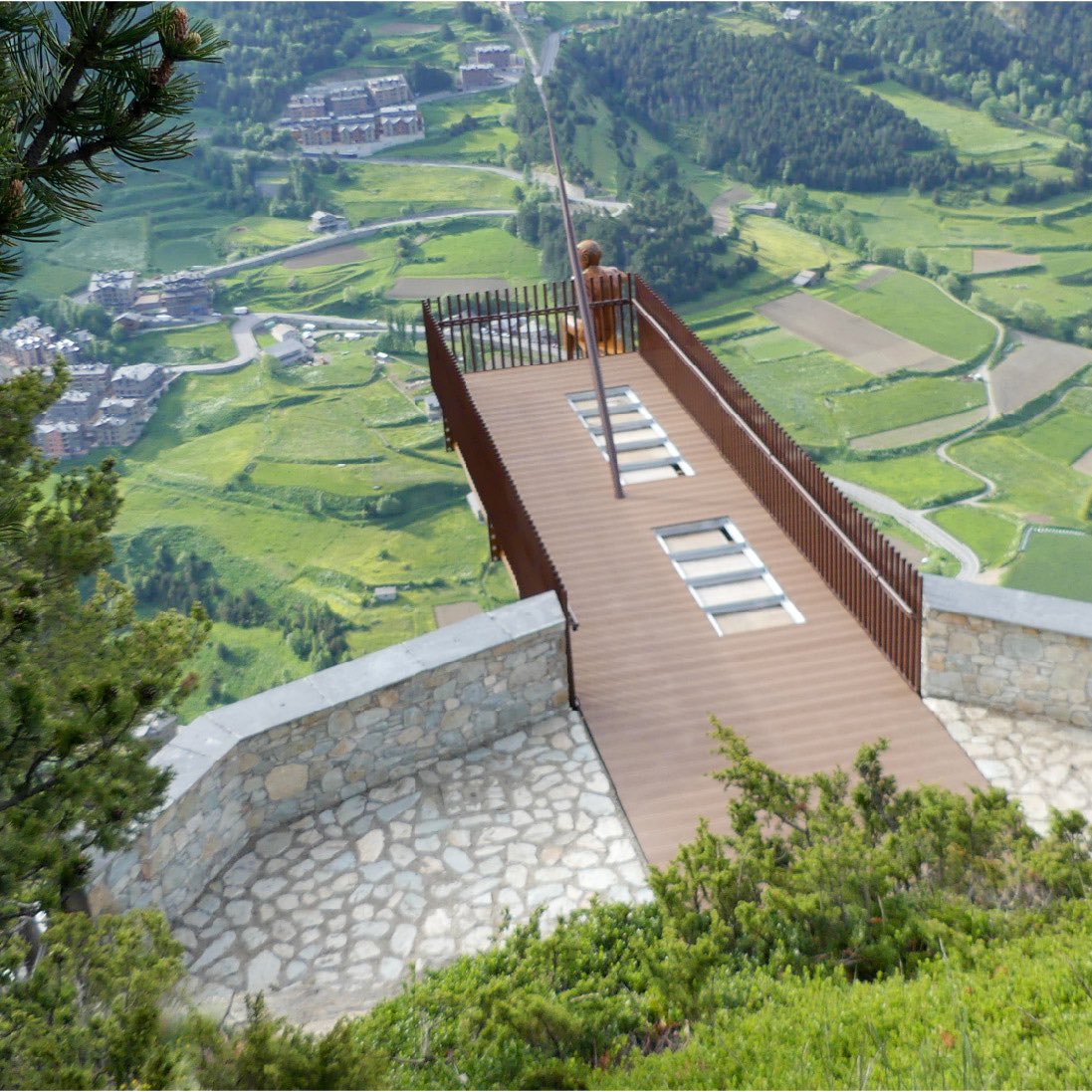 Al Roc del Quer podràs gaudir d’unes vistes panoràmiques impressionants. Viuràs una experiència d’alçada! I nosaltres t’hi portem! Informa-te’n a ponttibetacanillo.com o trucant al 806555.

@ponttibetacanillo  <a href="/canillo_andorra/">Comú de Canillo</a>