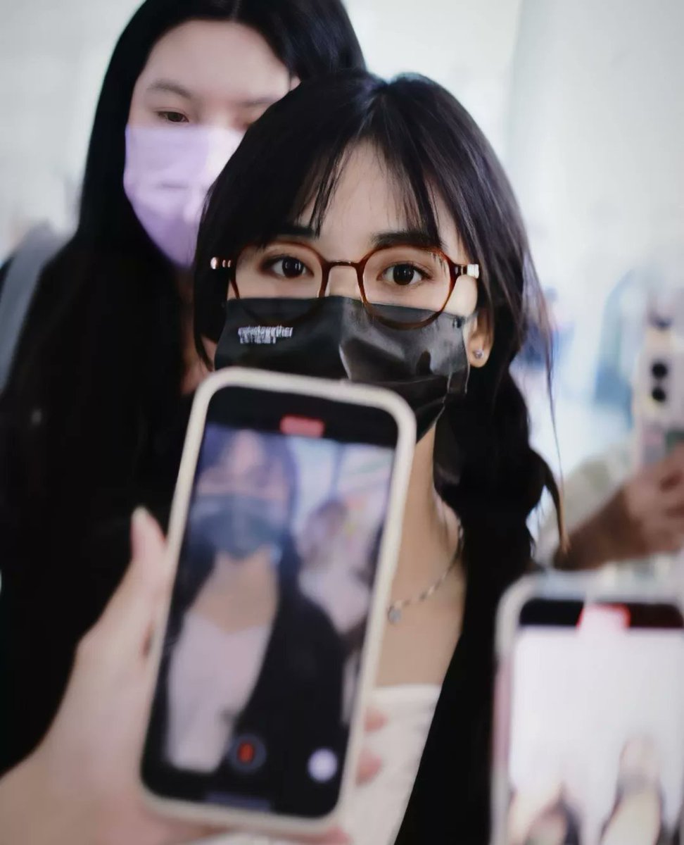 pretty yueyue 😍😍 , but hope fans will give her some space 😢 

#ShenYue #เสิ่นเยว่ #沈月 #심월