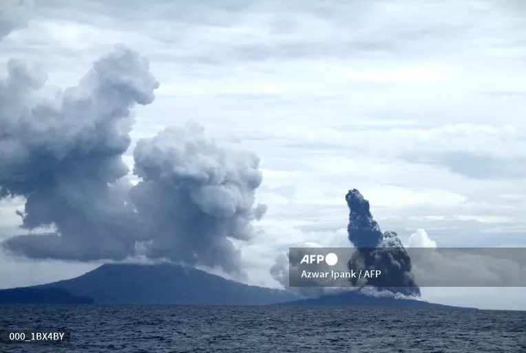 #EsNoticia | Volcán indonesio Anak Krakatoa entra en erupción evtv.online/destacados/vol… #NoticiasEVTV #09Jun