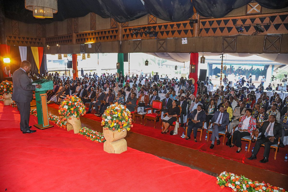 MusaliaMudavadi's tweet photo. As public servants, you are expected to embody and find solutions to citizen problems. You have been chosen to serve your country - please do your duty with pride! https://t.co/8OtZw90KKE
