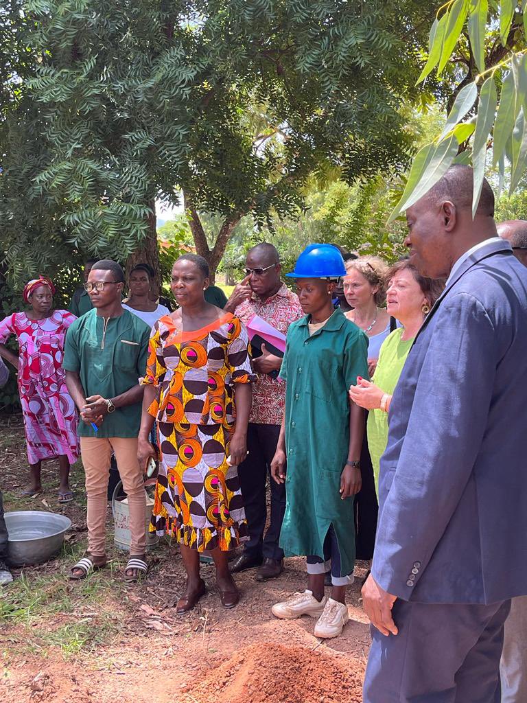 IngeBaumgarten's tweet photo. #CIDAP à Niamtougou est un partenaire privilégié d la Coop 🇹🇬🇩🇪. Ce collège vert forme les jeunes dans l’entreprenariat&amp;l’agriculture d conservation. @BaerbelKofler a apprécié nouvelles installations, rencontré étudiantes&amp;planté un arbre 
#formationpouremploi @EducationTg 
#GIZ https://t.co/bmc1Skieb8