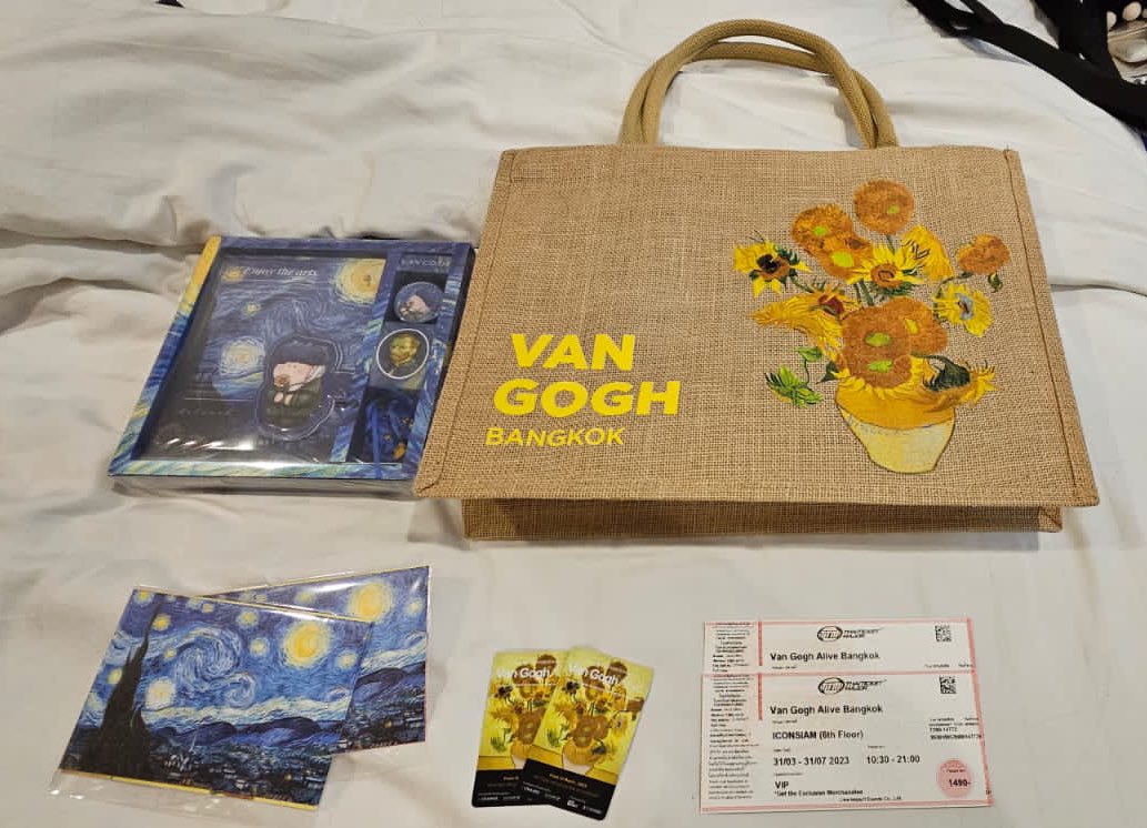 The souvenirs we get from the Van Gogh Exhibiton we visited because of BIU 💙🌻

#FlowersForBuild
BUILD OUR BLUEMING FLOWER