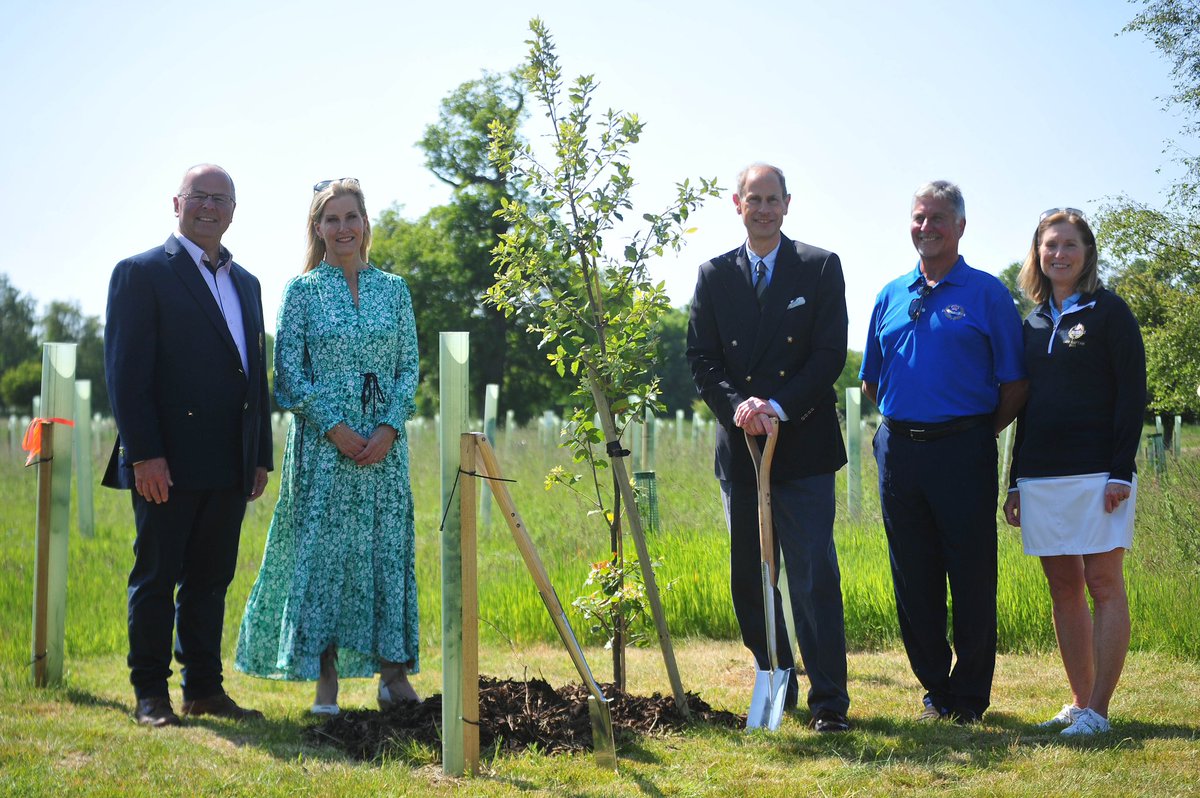 RoyalAscotGC's tweet image. We had a lovely day yesterday welcoming their Royal Highnesses @BagshotPark.

They opened our Queen Elizabeth II Memorial Wood, much to the delight of our members and special guests.

The weather was fabulous and we couldn’t have been more thrilled.

#dukeandduchessofedinburgh