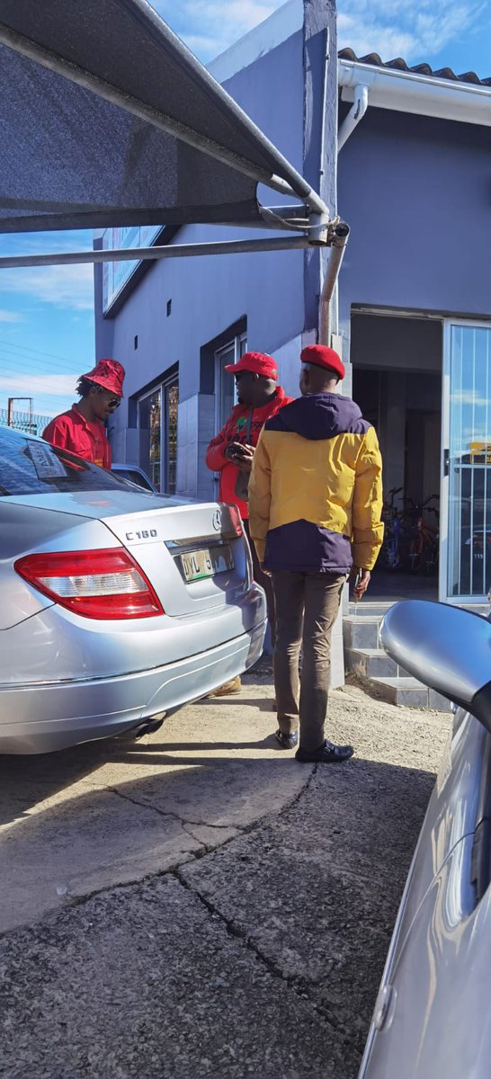 SiyaRumbu21's tweet photo. These ones sold an Audi to a black woman for R90k. After 2 days of buying the car, the car won't start.

They are offering no solution and no way forward. Kuthiwa we sold the car to you as is (voetstoots clause).

We had to shutdown the place til they agreed to take back the car. https://t.co/itTEuh3AgX