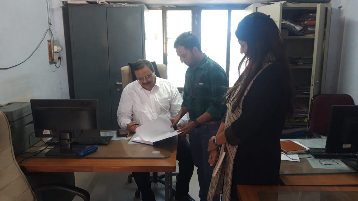 dp_amdavad's tweet photo. આજરોજ માંડલ તાલુકા પંચાયત ખાતે મુલાકાત દરમ્યાન દફતર ચકાસણી કરી તેમજ તાલુકા કક્ષાએ સ્ટાફને અરજદારોના પ્રશ્નોનું સમયમર્યાદામાં અને સંતોષકારક નિરાકરણ લાવવા અંગે જરૂરી માર્ગદર્શન આપ્યુ.
@GujPRHDept @GujDCoffice @MandalTdo @TDO_Mandal_AERO @InfoGujarat https://t.co/HCVjE1OfFf
