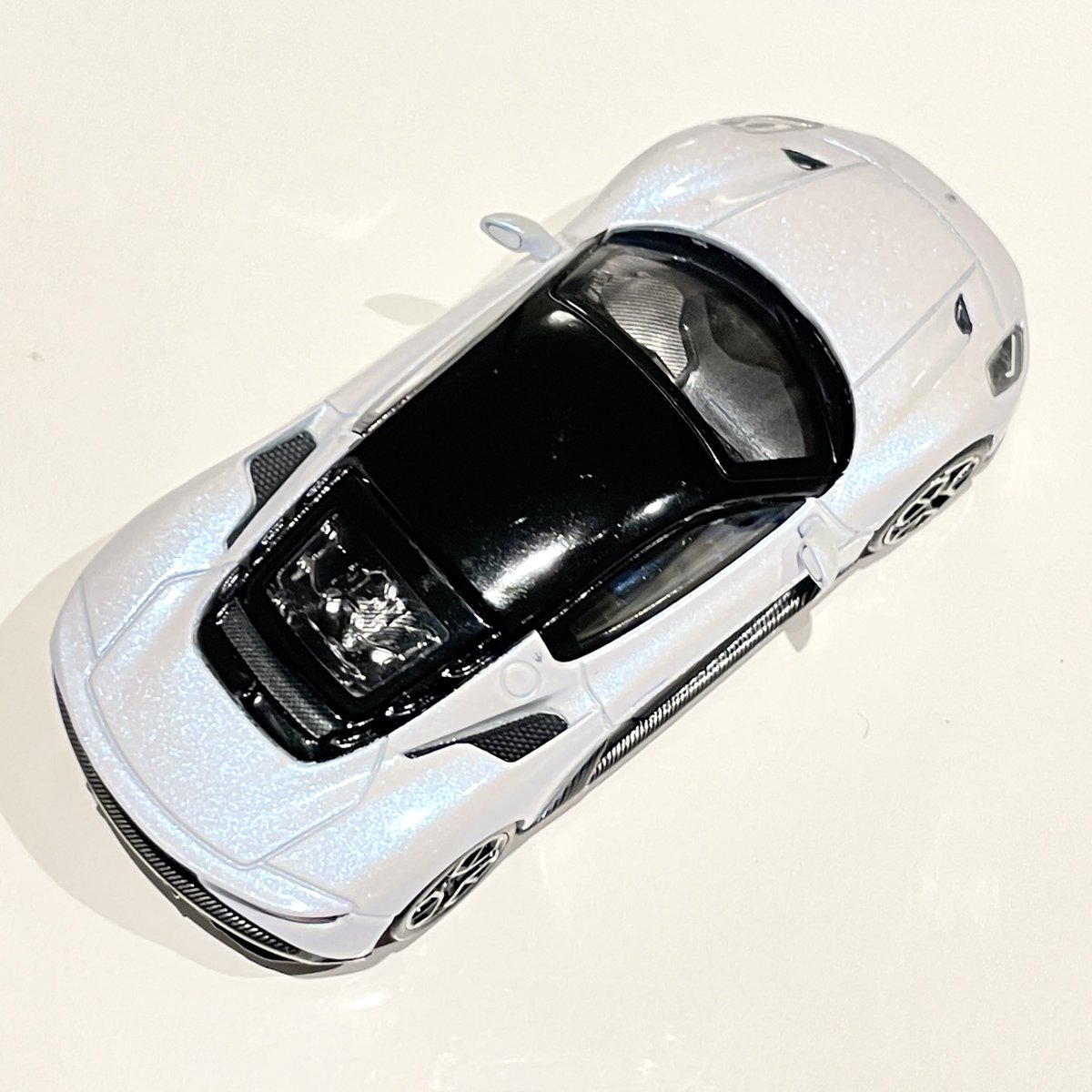 Maserati MC20
Bianco Audace 

BBR MODERS 1/64
MiniGTとコラボ企画だがパッケージと製品にロゴ等の表記は一切無し。内装やエンジンの彩色、カーボン地の再現、ボディの偏光ブルーパールが美しい。
#BBRmodels #MINIGT