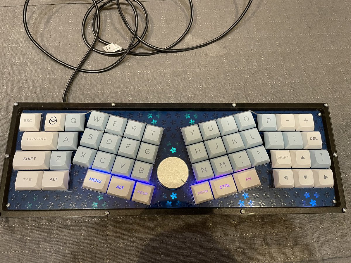 Eromisu's tweet photo. おっと。しっくり来たかも〜
#GL516 #N51GL #自作キーボード https://t.co/XkAEFHk4Jk