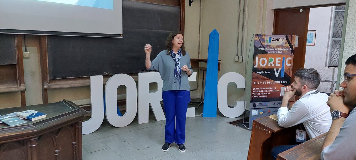 AACarreteras's tweet photo. Ayer participamos de las Jornadas Regionales de Estudiantes de Ingeniería Civil de @aneicargentina 

Emma Albrieu presidenta de AAC y los especialistas Rodolfo Goñi y Guillermo Yampolsky, contaron quienes somos y expusieron el proyecto del nudo Acceso Norte-Camino del Buen Ayre https://t.co/l5qvqkGucY